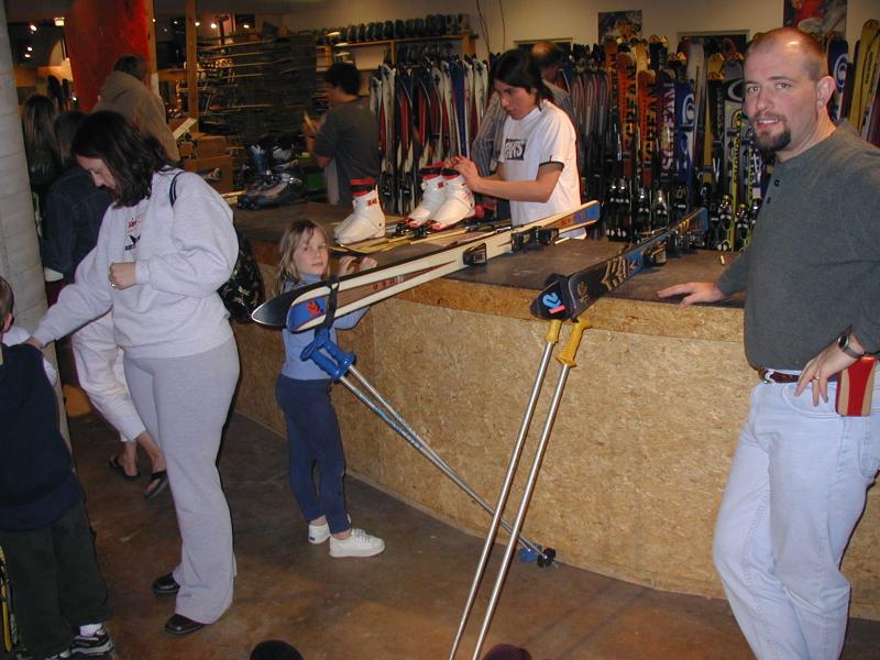 2005/03(March)/Ruidoso/Day1-skiing/800x600_2005-03-12-Ruidoso-renting-skis-5-Brittney-Ren-Marci.JPG