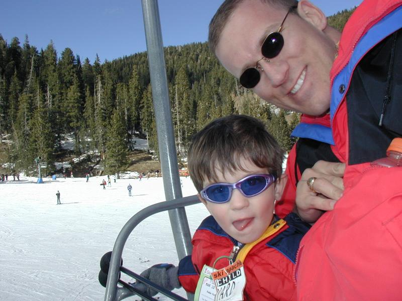 2005/03(March)/Ruidoso/Day1-skiing/800x600_2005-03-13-Rudoso-Skiing-25-Dax-Travis-ski-lift.JPG