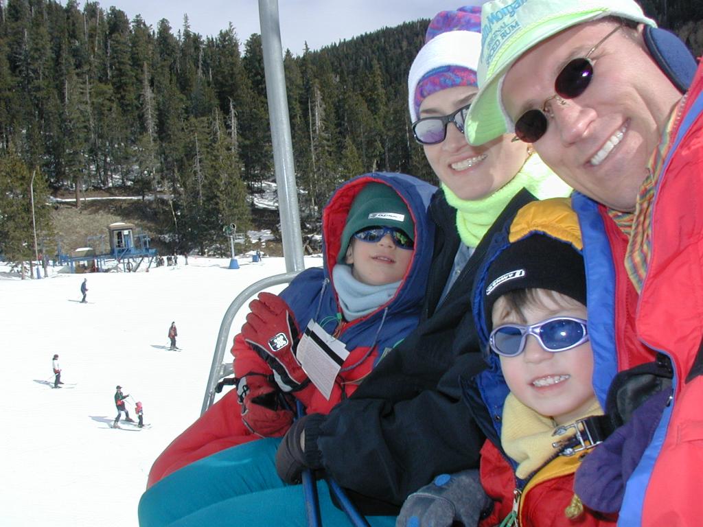 2005/03(March)/Ruidoso/Day2-skiing/1024x768_2005-03-14-Ruidoso-skiing-01-Chance-Suzi-Dax-Travis-ski-lift.JPG