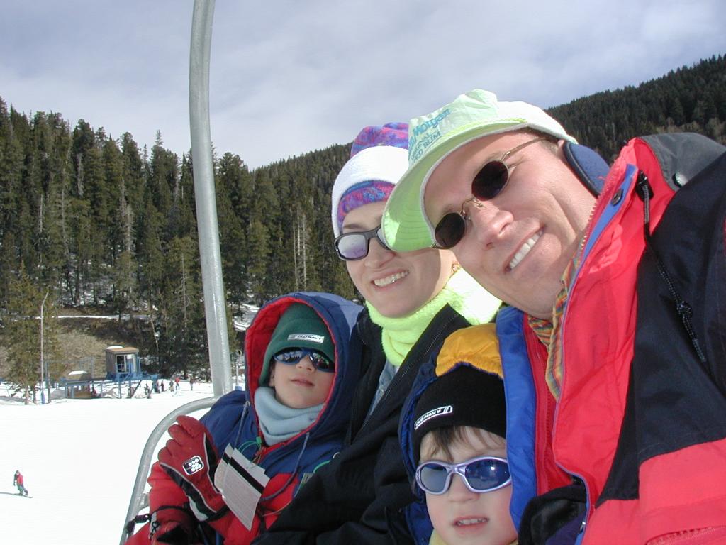 2005/03(March)/Ruidoso/Day2-skiing/1024x768_2005-03-14-Ruidoso-skiing-02-Chance-Suzi-Dax-Travis-ski-lift.JPG
