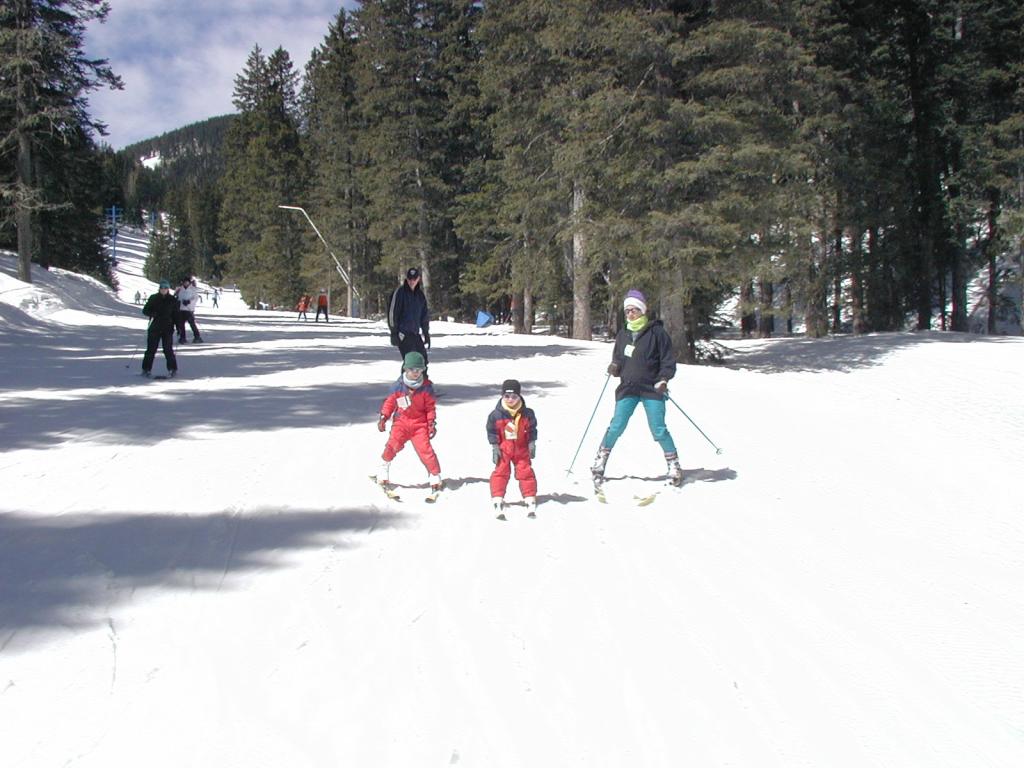 2005/03(March)/Ruidoso/Day2-skiing/1024x768_2005-03-14-Ruidoso-skiing-07-Chance-Dax-Suzi.JPG