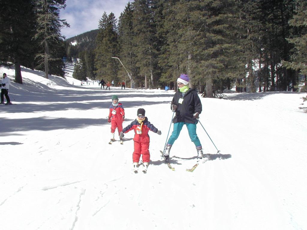 2005/03(March)/Ruidoso/Day2-skiing/1024x768_2005-03-14-Ruidoso-skiing-08-Chance-Dax-Suzi.JPG
