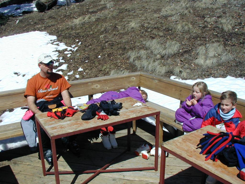 2005/03(March)/Ruidoso/Day2-skiing/1024x768_2005-03-14-Ruidoso-skiing-11-Ren-Brittney-McKenzie-Chance.JPG