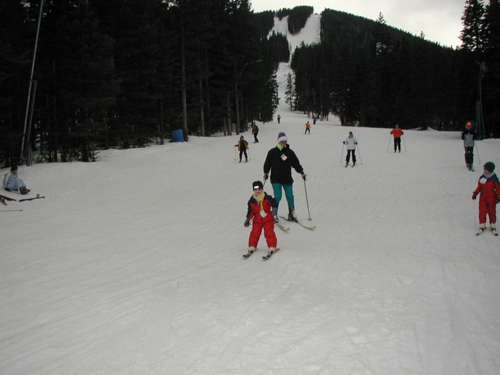 2005/03(March)/Ruidoso/Day2-skiing/1024x768_2005-03-14-Ruidoso-skiing-18-Dax-Suzi-Chance.JPG
