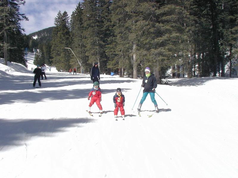 2005/03(March)/Ruidoso/Day2-skiing/800x600_2005-03-14-Ruidoso-skiing-07-Chance-Dax-Suzi.JPG