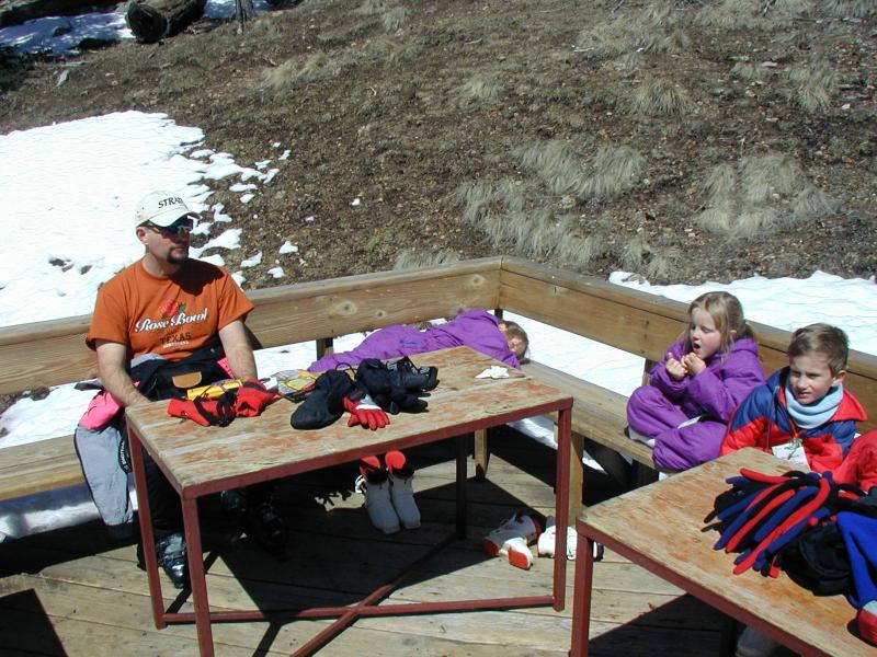 2005/03(March)/Ruidoso/Day2-skiing/800x600_2005-03-14-Ruidoso-skiing-11-Ren-Brittney-McKenzie-Chance.JPG