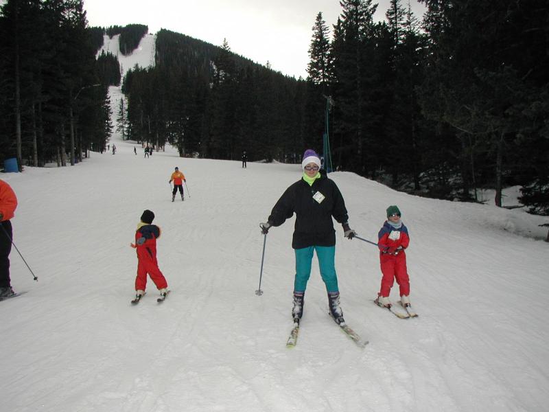 2005/03(March)/Ruidoso/Day2-skiing/800x600_2005-03-14-Ruidoso-skiing-19-Dax-Suzi-Chance.JPG
