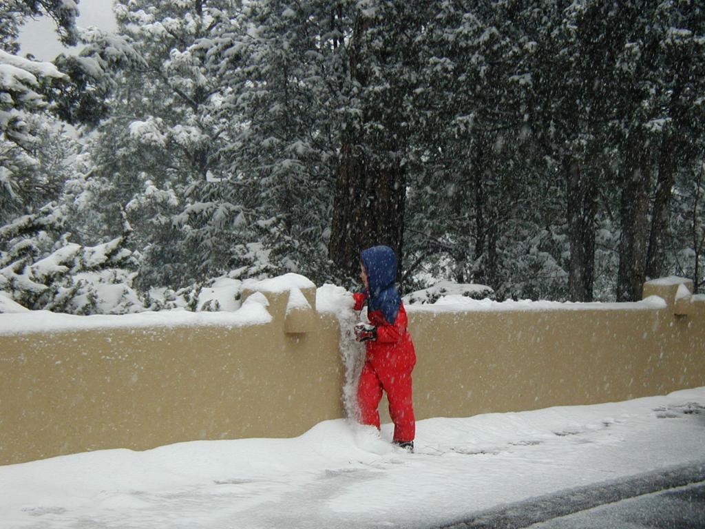 2005/03(March)/Ruidoso/Day3-snowed-in/1024x768_2005-03-15-Ruidoso-snowed-in-05-Chance.JPG