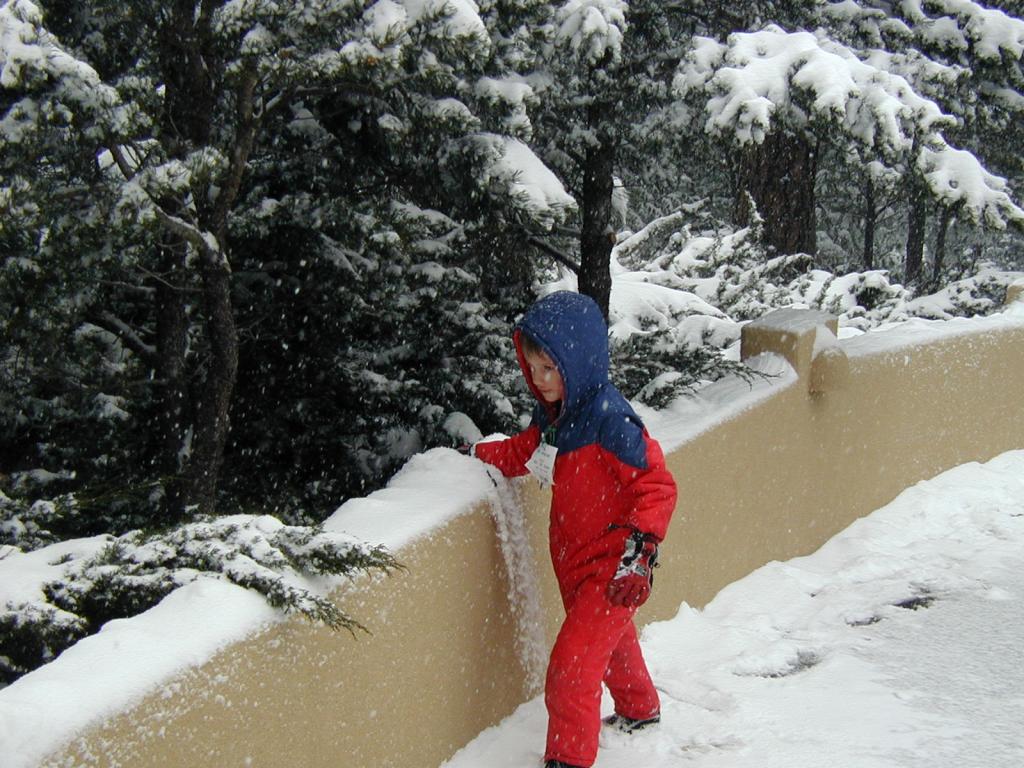 2005/03(March)/Ruidoso/Day3-snowed-in/1024x768_2005-03-15-Ruidoso-snowed-in-07-Chance.JPG