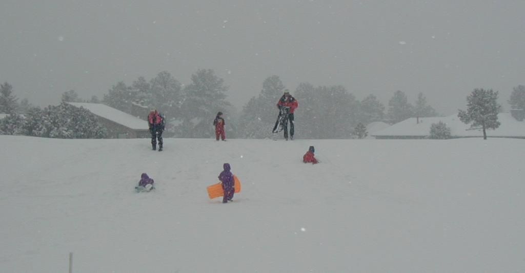 2005/03(March)/Ruidoso/Day3-snowed-in/1024x768_2005-03-15-Ruidoso-snowed-in-08-sledding.JPG