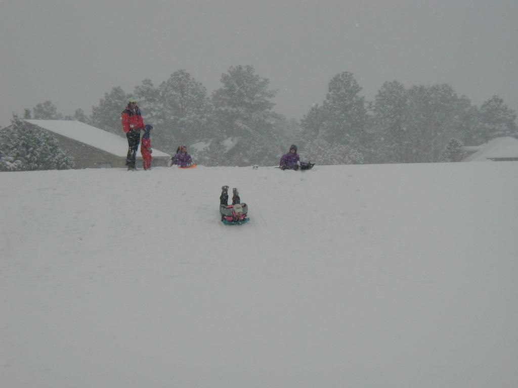 2005/03(March)/Ruidoso/Day3-snowed-in/1024x768_2005-03-15-Ruidoso-snowed-in-17-sledding-Ren.JPG