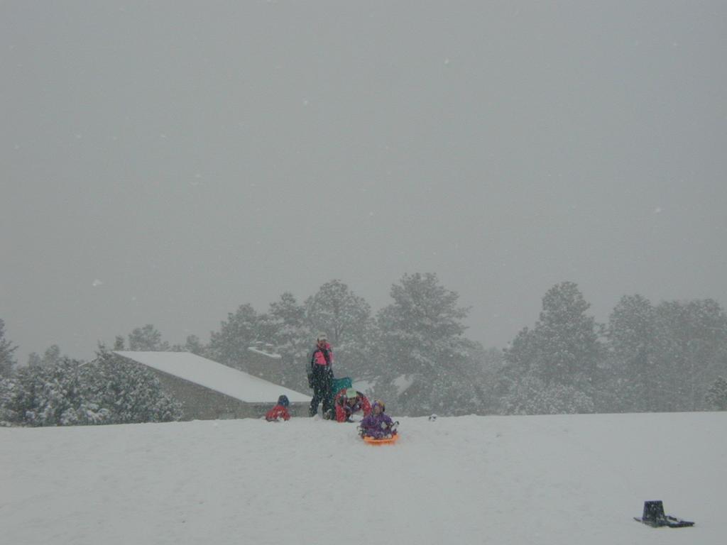 2005/03(March)/Ruidoso/Day3-snowed-in/1024x768_2005-03-15-Ruidoso-snowed-in-18-sledding.JPG