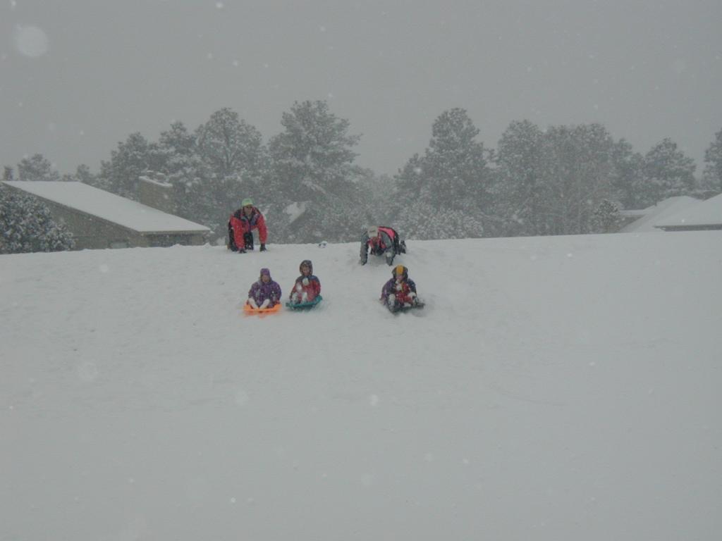 2005/03(March)/Ruidoso/Day3-snowed-in/1024x768_2005-03-15-Ruidoso-snowed-in-22-sledding-all-kids-at-once.JPG