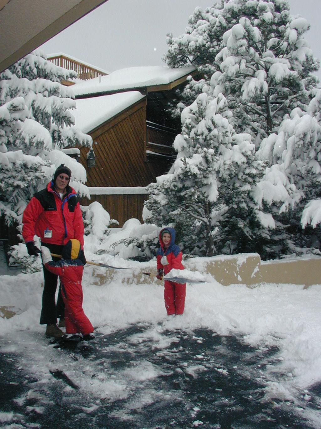 2005/03(March)/Ruidoso/Day3-snowed-in/1024x768_2005-03-15-Ruidoso-snowed-in-25-shovelling-Travis-Dax-Chance.JPG