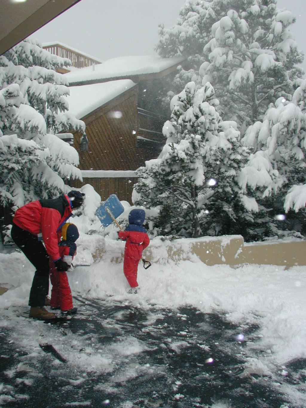 2005/03(March)/Ruidoso/Day3-snowed-in/1024x768_2005-03-15-Ruidoso-snowed-in-26-shovelling-Travis-Dax-Chance.JPG