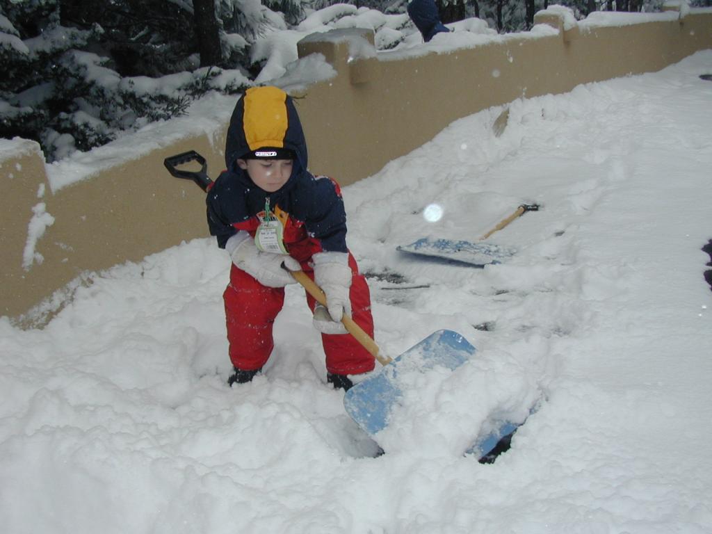 2005/03(March)/Ruidoso/Day3-snowed-in/1024x768_2005-03-15-Ruidoso-snowed-in-30-shovelling-Dax.JPG