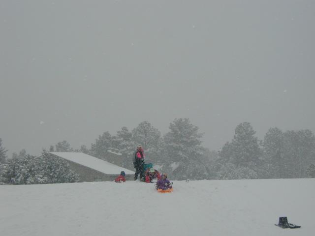 2005/03(March)/Ruidoso/Day3-snowed-in/640x480_2005-03-15-Ruidoso-snowed-in-18-sledding.JPG