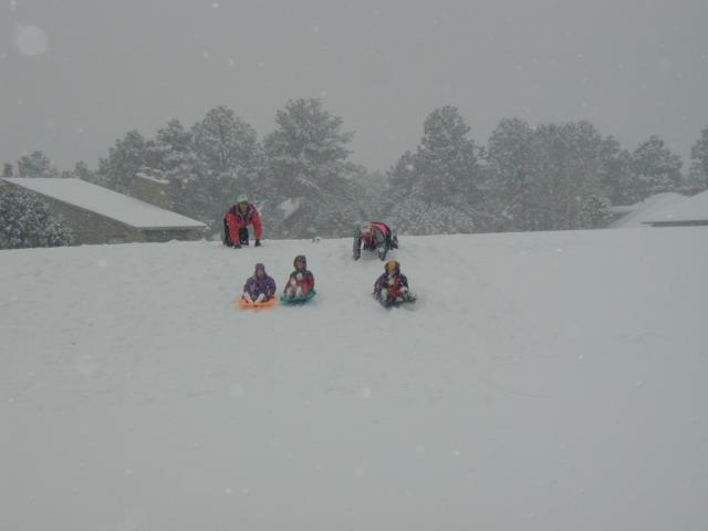 2005/03(March)/Ruidoso/Day3-snowed-in/640x480_2005-03-15-Ruidoso-snowed-in-22-sledding-all-kids-at-once.JPG