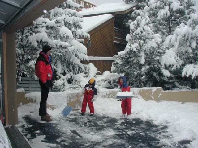 2005/03(March)/Ruidoso/Day3-snowed-in/640x480_2005-03-15-Ruidoso-snowed-in-27-shovelling-Travis-Dax-Chance.JPG