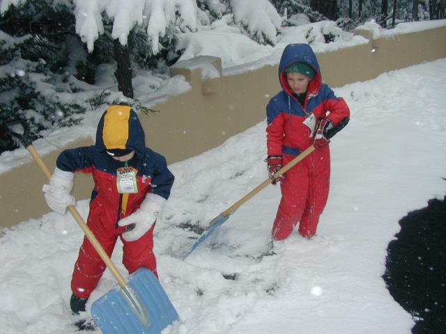 2005/03(March)/Ruidoso/Day3-snowed-in/640x480_2005-03-15-Ruidoso-snowed-in-29-shovelling-Dax-Chance.JPG