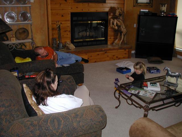 2005/03(March)/Ruidoso/Day3-snowed-in/640x480_2005-03-15-Ruidoso-snowed-in-34-Disney-Charades-Ren-Marci-McKenzie.JPG