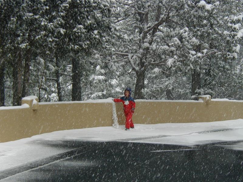2005/03(March)/Ruidoso/Day3-snowed-in/800x600_2005-03-15-Ruidoso-snowed-in-04-Chance.JPG