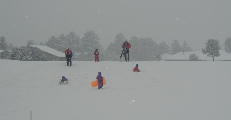 2005/03(March)/Ruidoso/Day3-snowed-in/800x600_2005-03-15-Ruidoso-snowed-in-08-sledding.JPG