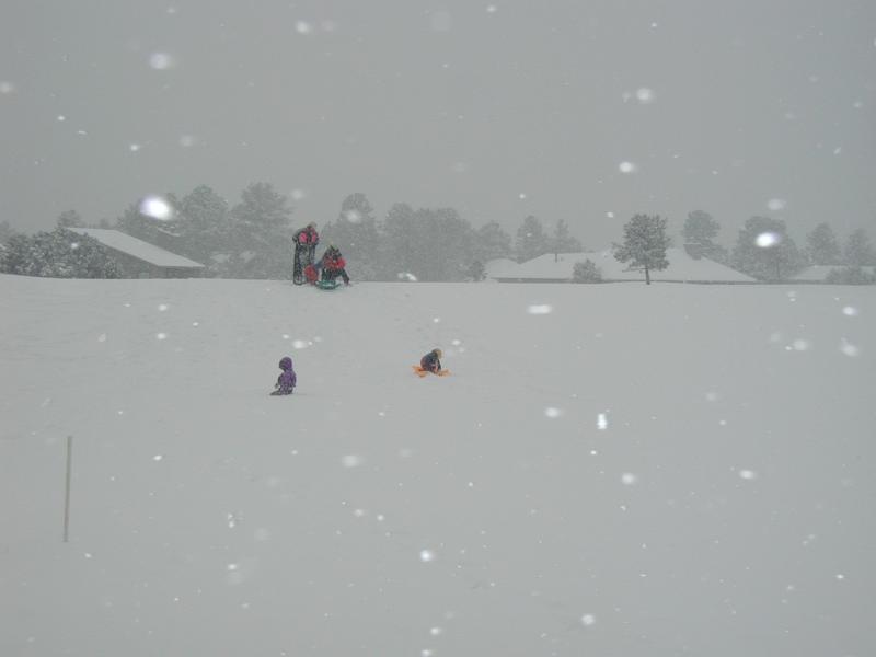 2005/03(March)/Ruidoso/Day3-snowed-in/800x600_2005-03-15-Ruidoso-snowed-in-13-sledding.JPG