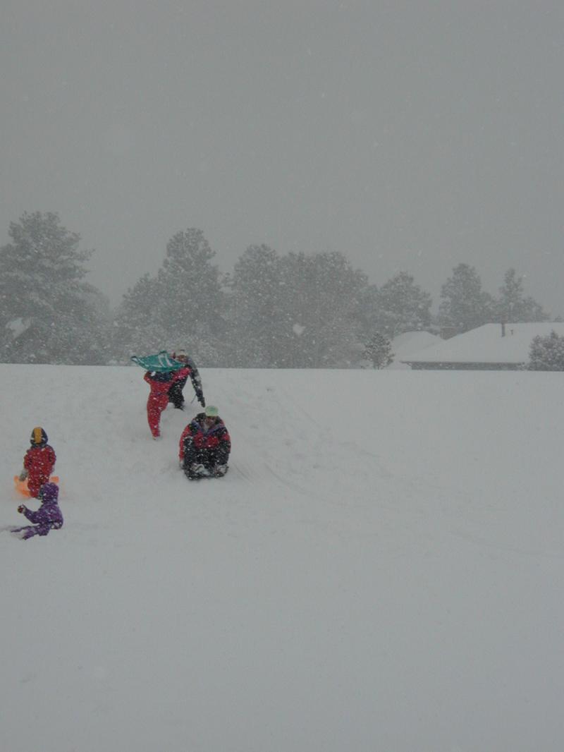 2005/03(March)/Ruidoso/Day3-snowed-in/800x600_2005-03-15-Ruidoso-snowed-in-15-sledding.JPG
