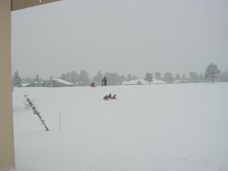 2005/03(March)/Ruidoso/Day3-snowed-in/800x600_2005-03-15-Ruidoso-snowed-in-16-sledding.JPG