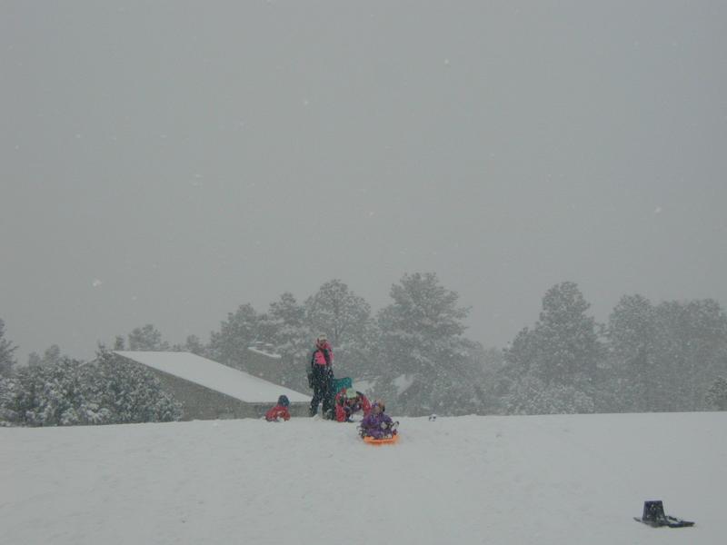 2005/03(March)/Ruidoso/Day3-snowed-in/800x600_2005-03-15-Ruidoso-snowed-in-18-sledding.JPG