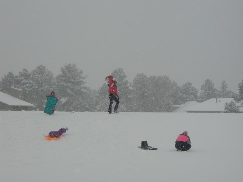 2005/03(March)/Ruidoso/Day3-snowed-in/800x600_2005-03-15-Ruidoso-snowed-in-20-sledding-Dax-flying.JPG