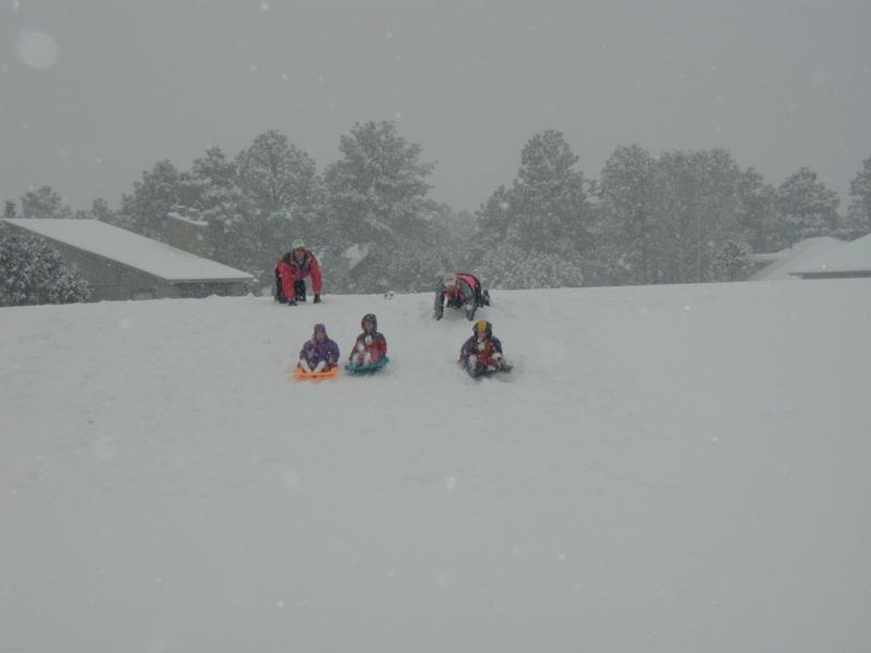 2005/03(March)/Ruidoso/Day3-snowed-in/800x600_2005-03-15-Ruidoso-snowed-in-22-sledding-all-kids-at-once.JPG