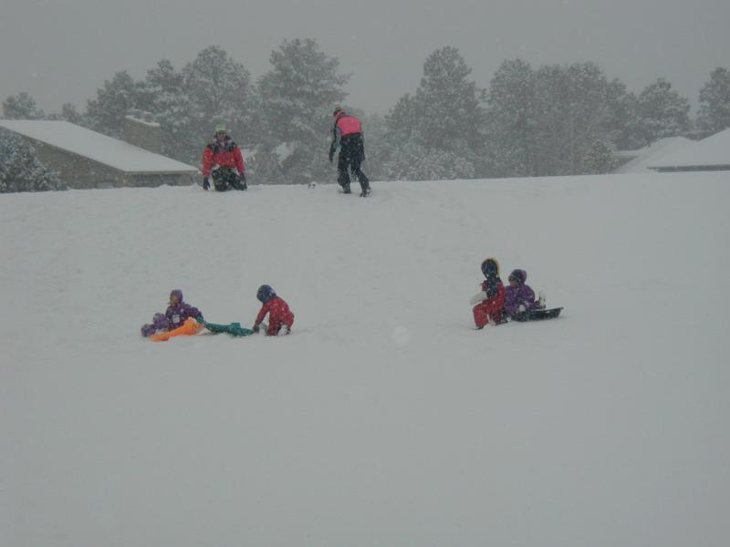 2005/03(March)/Ruidoso/Day3-snowed-in/800x600_2005-03-15-Ruidoso-snowed-in-23-sledding.JPG