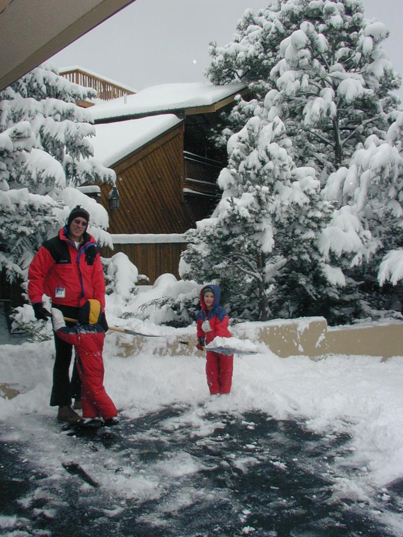 2005/03(March)/Ruidoso/Day3-snowed-in/800x600_2005-03-15-Ruidoso-snowed-in-25-shovelling-Travis-Dax-Chance.JPG