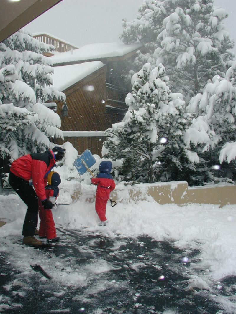 2005/03(March)/Ruidoso/Day3-snowed-in/800x600_2005-03-15-Ruidoso-snowed-in-26-shovelling-Travis-Dax-Chance.JPG