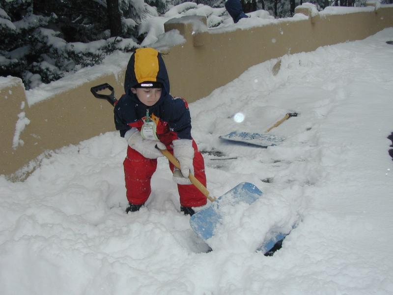 2005-03-15-Ruidoso-snowed-in-30-shovelling-Dax.JPG