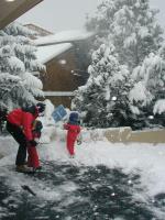 2005-03-15-Ruidoso-snowed-in-26-shovelling-Travis-Dax-Chance.JPG