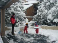 2005-03-15-Ruidoso-snowed-in-27-shovelling-Travis-Dax-Chance.JPG