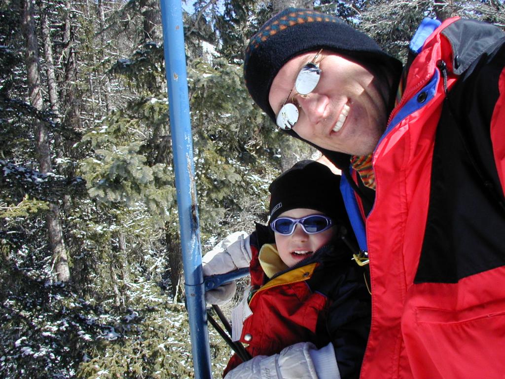 2005/03(March)/Ruidoso/Day4-skiing/1024x768_2005-03-16-Ruidoso-skiing-04-Dax-Travis-chair-lift.JPG