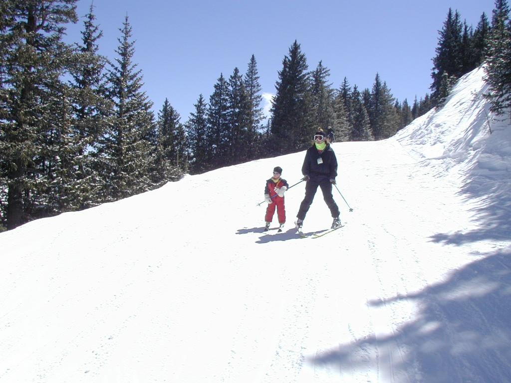 2005/03(March)/Ruidoso/Day4-skiing/1024x768_2005-03-16-Ruidoso-skiing-06-Suzi-Dax.JPG