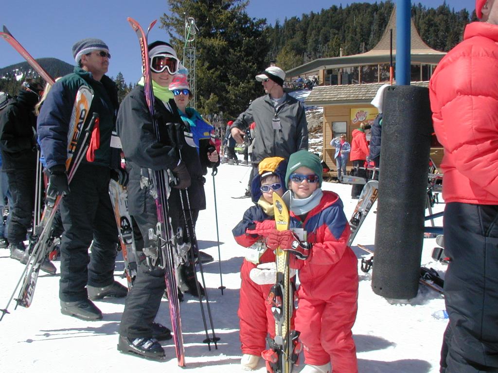 2005/03(March)/Ruidoso/Day4-skiing/1024x768_2005-03-16-Ruidoso-skiing-18-Suzi-Dax-Chance.JPG