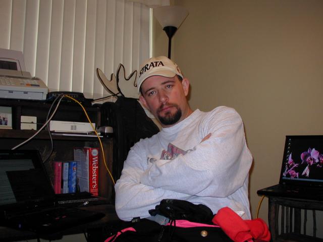 2005/03(March)/Ruidoso/Day4-skiing/640x480_2005-03-16-Ruidoso-Ren-computer-area.JPG