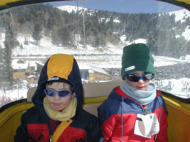 2005/03(March)/Ruidoso/Day4-skiing/640x480_2005-03-16-Ruidoso-skiing-20-Dax-Chance-gondola.JPG
