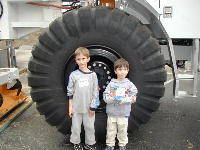 2005/03(March)/UT-Open-House/640x480_2005-03-05-UT-Open-House-21-Earthquake-machine-Chance-Dax.JPG