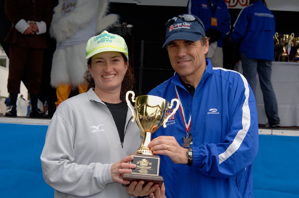 2005-04-Suzi-Governor-Perry-trophy.jpg