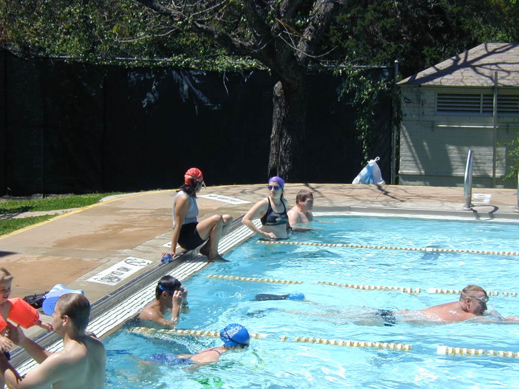 2005/04(April)/Swimming/1024x768_2005-04-02-Big-Stacy-Pool-3-Kavita-Suzi.JPG