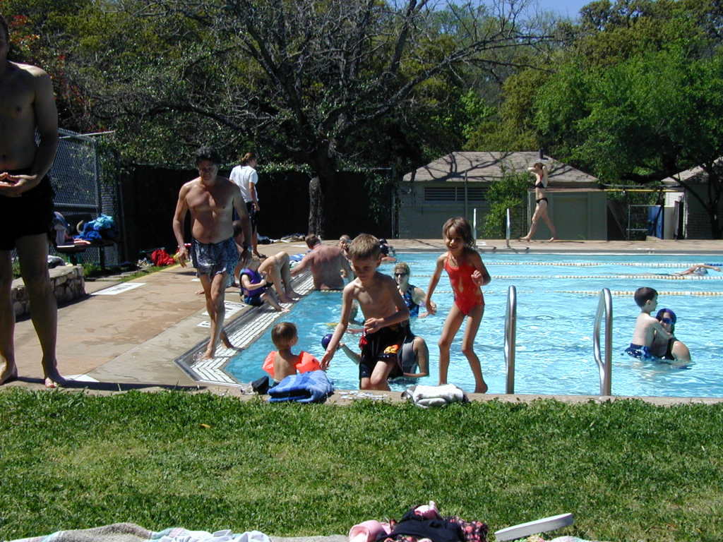 2005/04(April)/Swimming/1024x768_2005-04-02-Big-Stacy-Pool-4-Chance-Kalyani.JPG