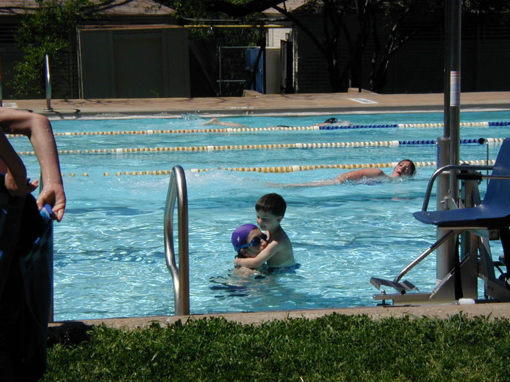 2005/04(April)/Swimming/1024x768_2005-04-02-Big-Stacy-Pool-5-Suzi-Dax.JPG