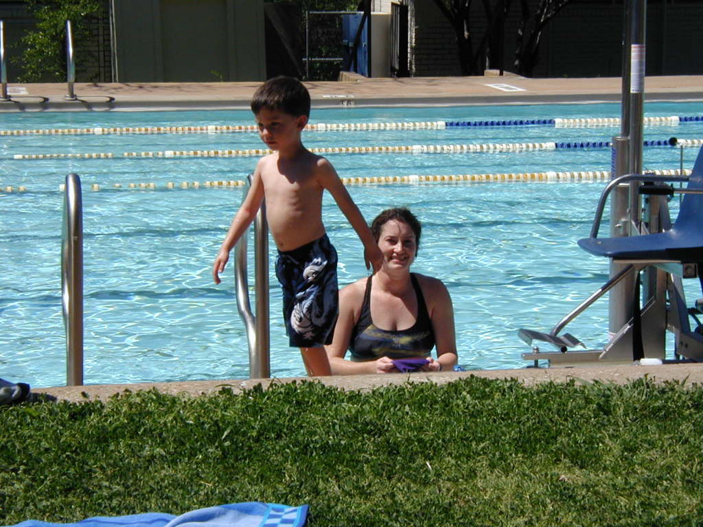 2005/04(April)/Swimming/1024x768_2005-04-02-Big-Stacy-Pool-6-Dax-Suzi.JPG